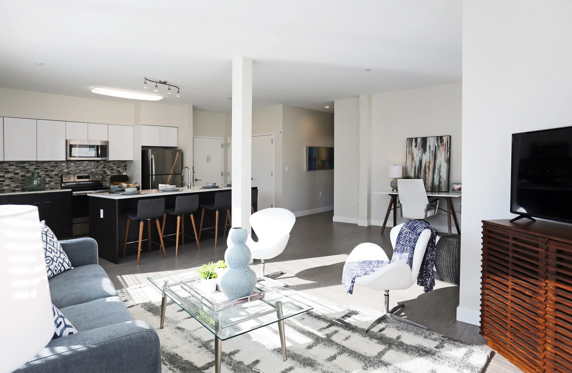 An open 600NoBe apartment: living room, kitchen island and dining nook
