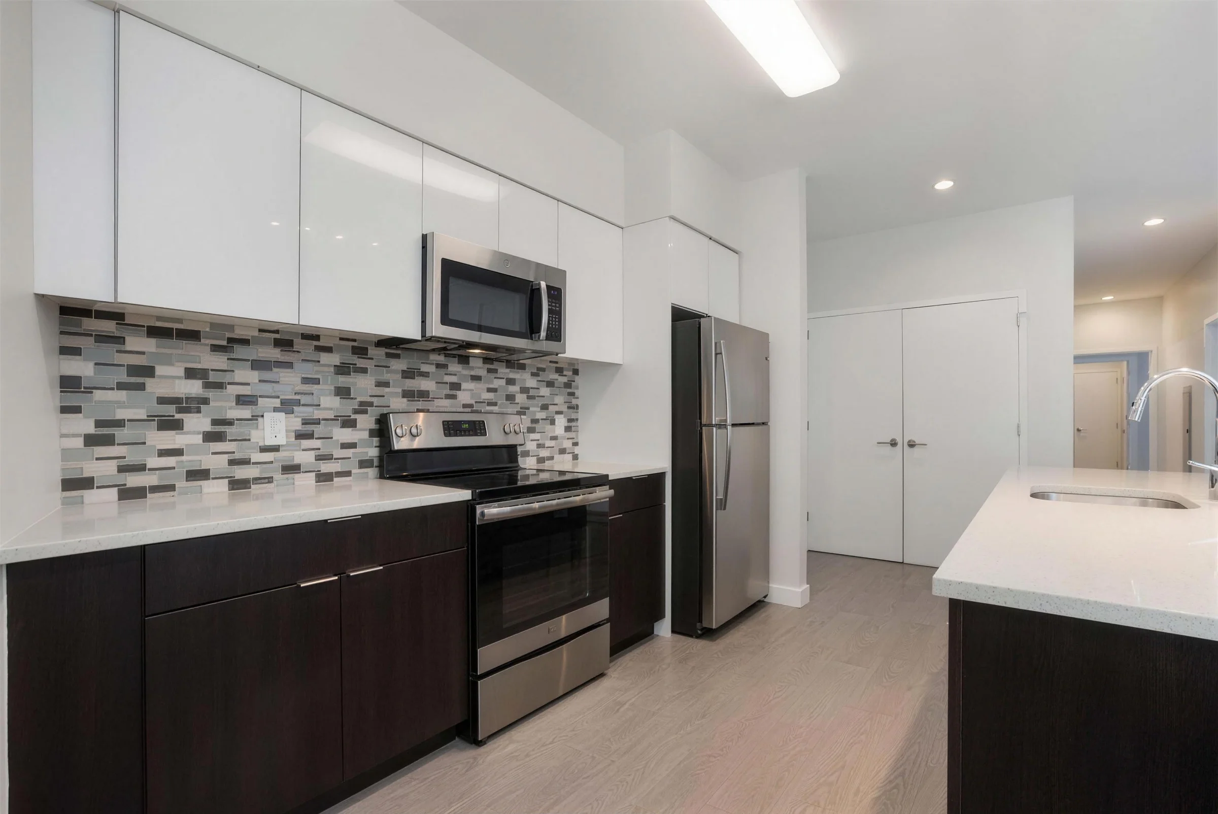 A 600NoBe kitchen with quartz counters and stainless appliances
